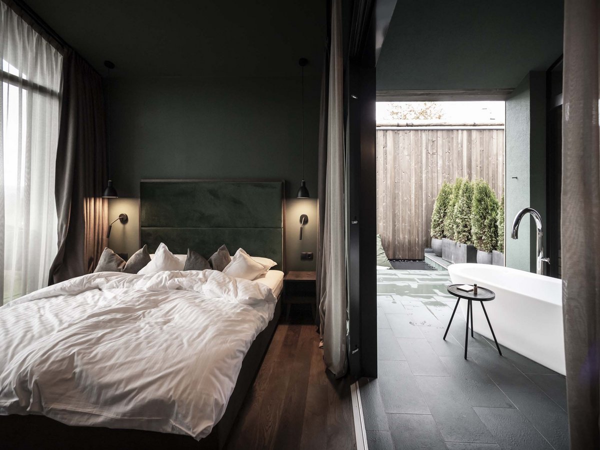 Chalet-Schlafzimmer mit direktem Zugang zur Badewanne im Außenbereich Chalet-Schlafzimmer mit Badewanne