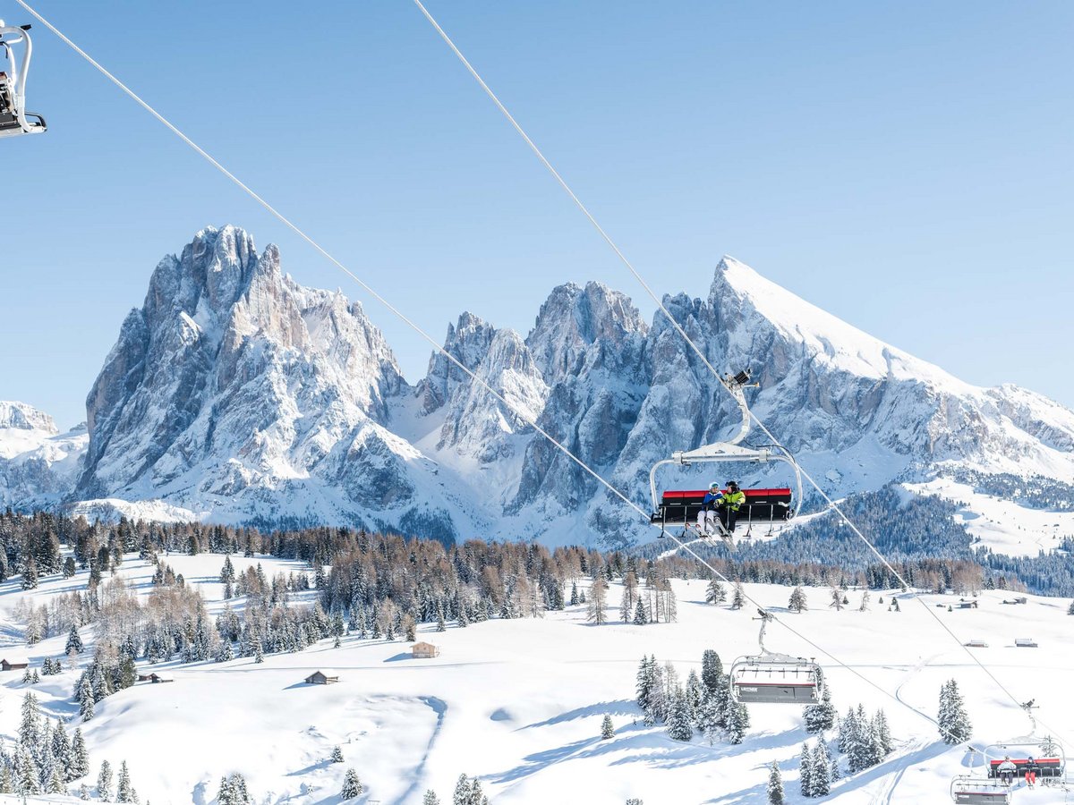 Winterliche Seilbahnfahrt mit Blick auf die verschneiten Berge Seilbahn in schneebedeckten Bergen