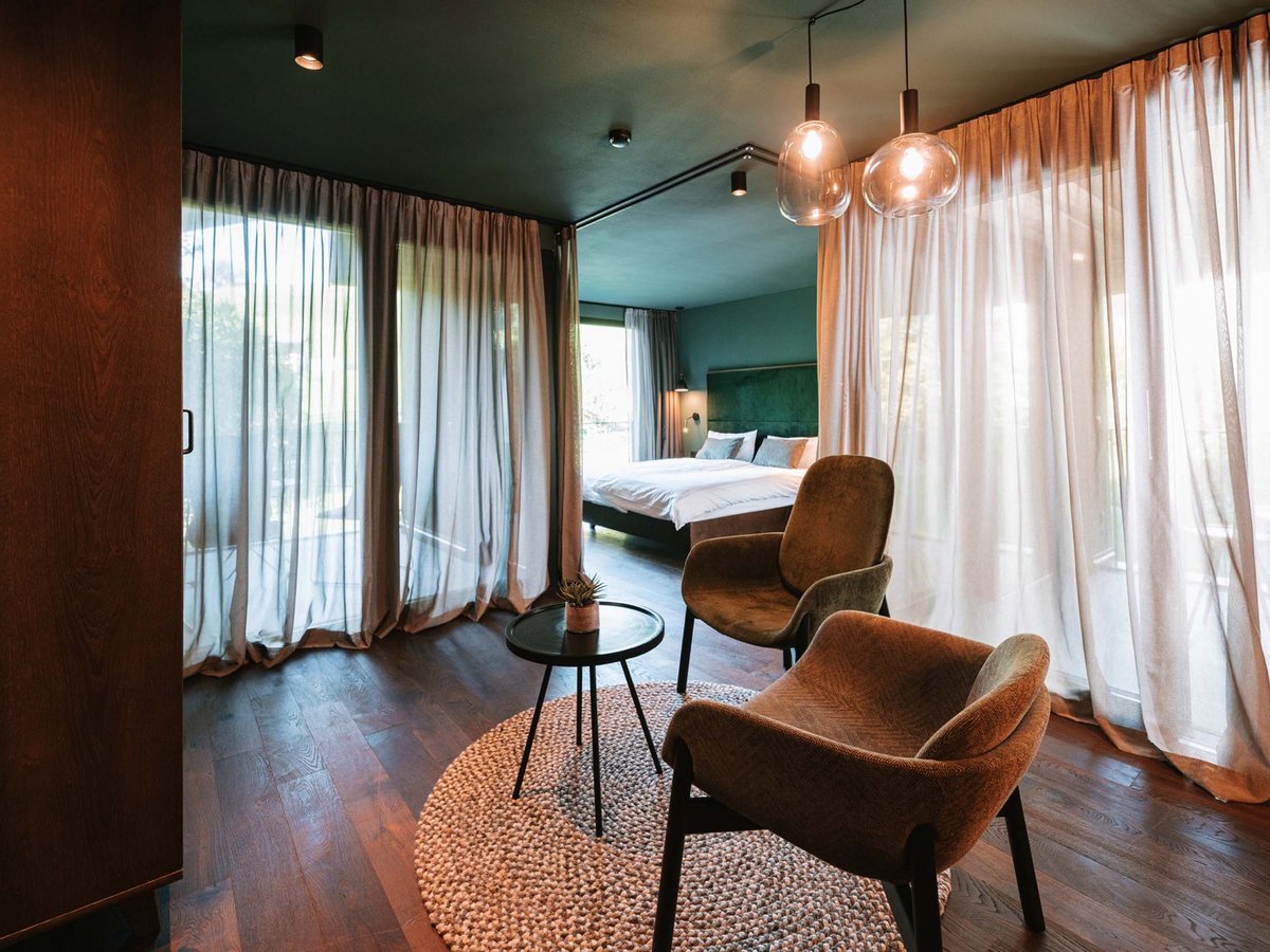 Gemütlicher Chalet-Innenraum mit Sitzbereich und Schlafzimmer Chalet mit Sitzbereich und Schlafzimmer