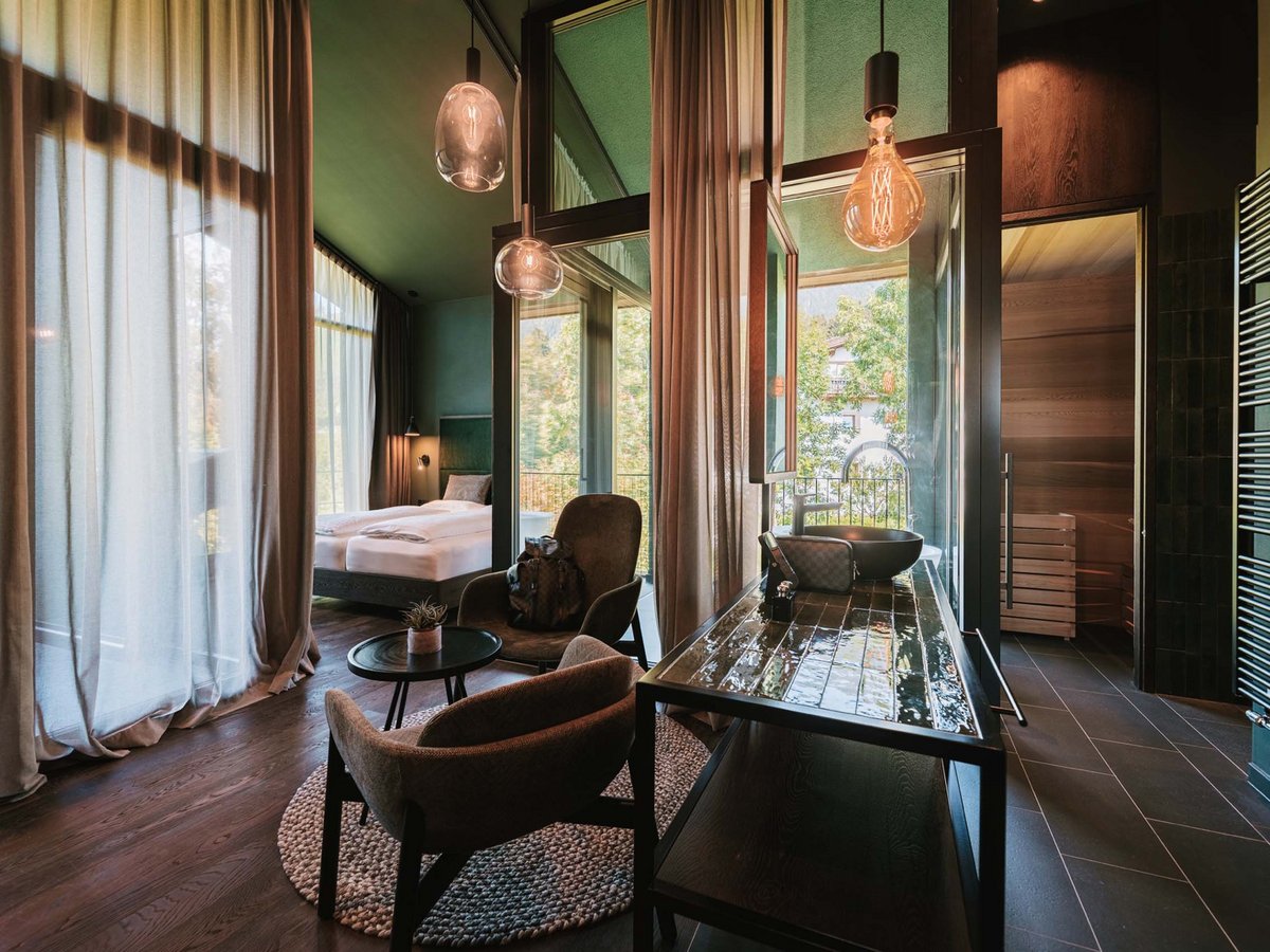 Moderner und stilvoller Chalet-Innenraum mit Sitzbereich Chalet-Innenraum mit Sitzbereich und großen Fenstern