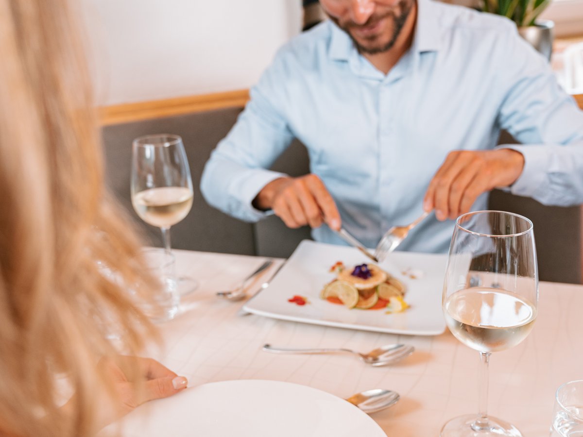 Genussvolles Essen im Chalet-Restaurant Mann beim Essen im Chalet