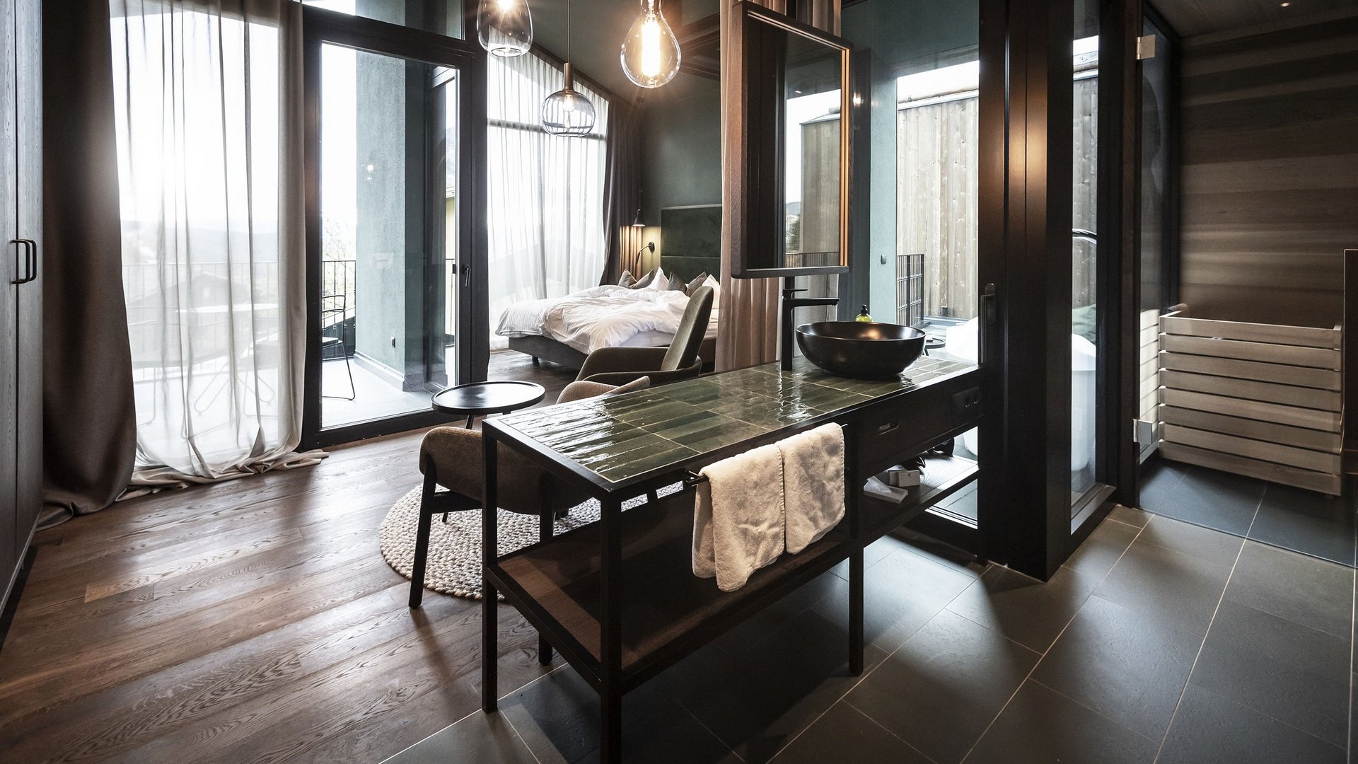 Moderner Chalet-Innenraum mit Ess- und Schlafbereich