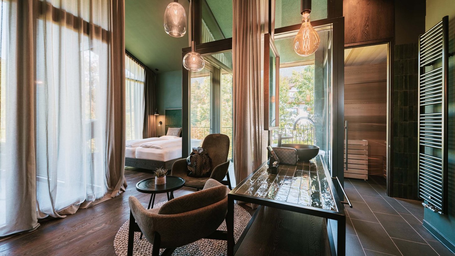 Heller und moderner Innenraum eines Chalets mit stilvoller Einrichtung Chalet-Innenraum mit moderner Einrichtung