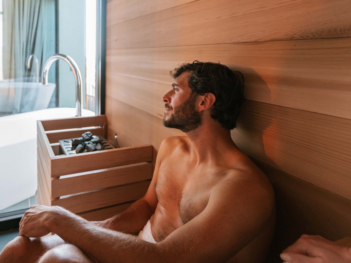 Entspannung in der privaten Sauna eines Chalets Mann in der Sauna im Chalet