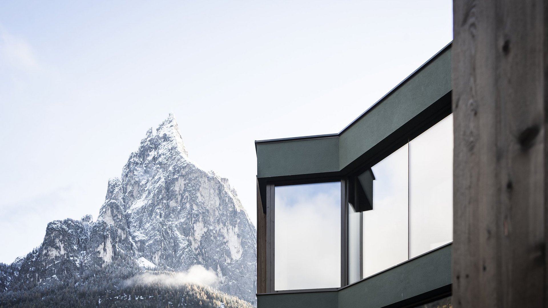 Modernes Baumhaus mit Blick auf die Berge