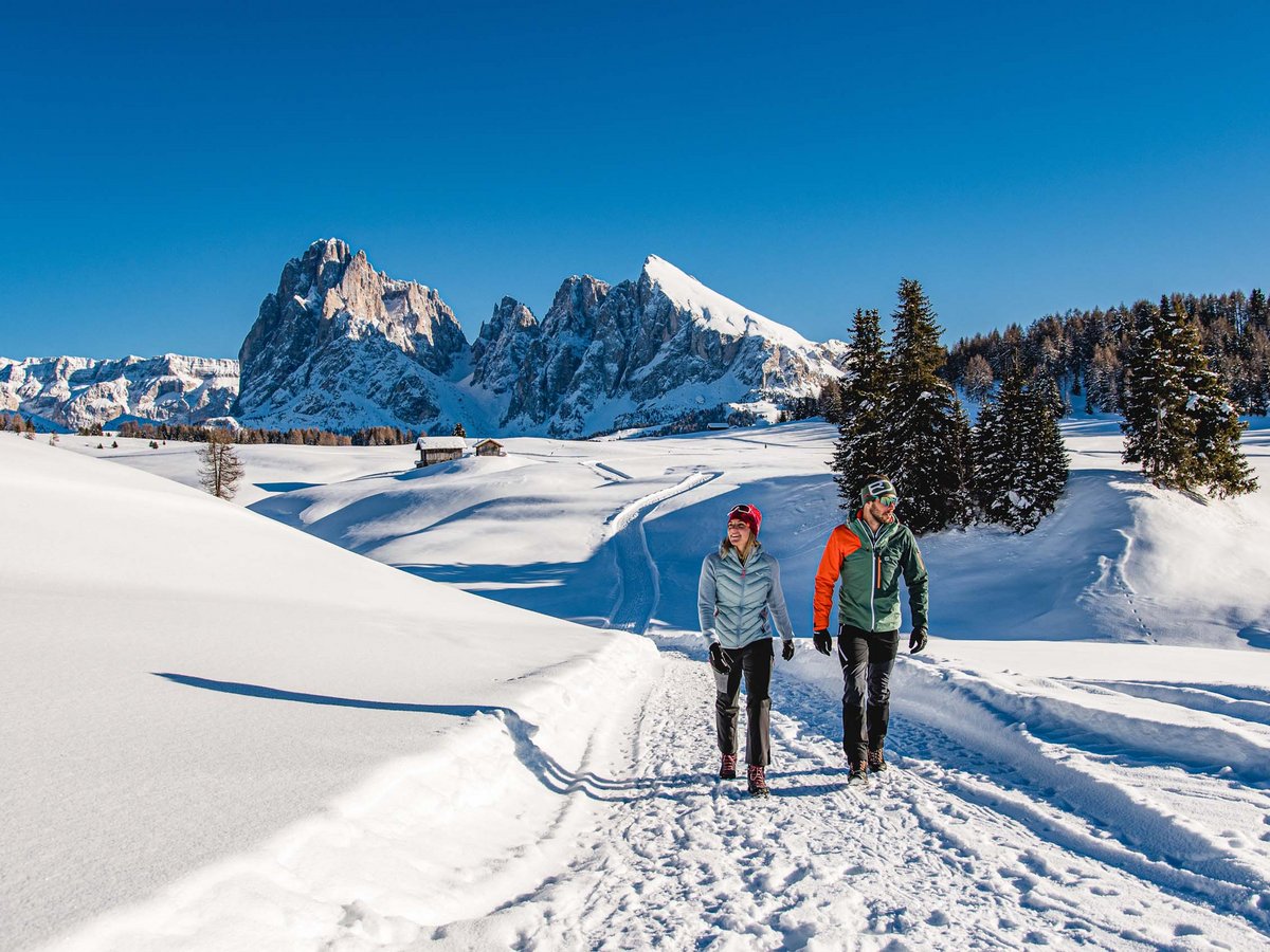Winterwanderung in einer malerischen Berglandschaft Zwei Personen beim Winterwandern in verschneiter Berglandschaft